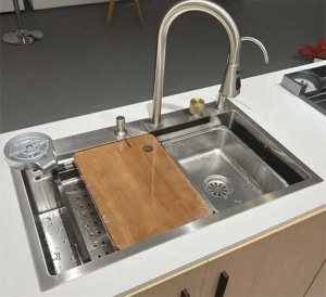Кухонная мойка Marrbaxx C7546-R Decor со смесителем, ринзером, коландером, разделочной доской